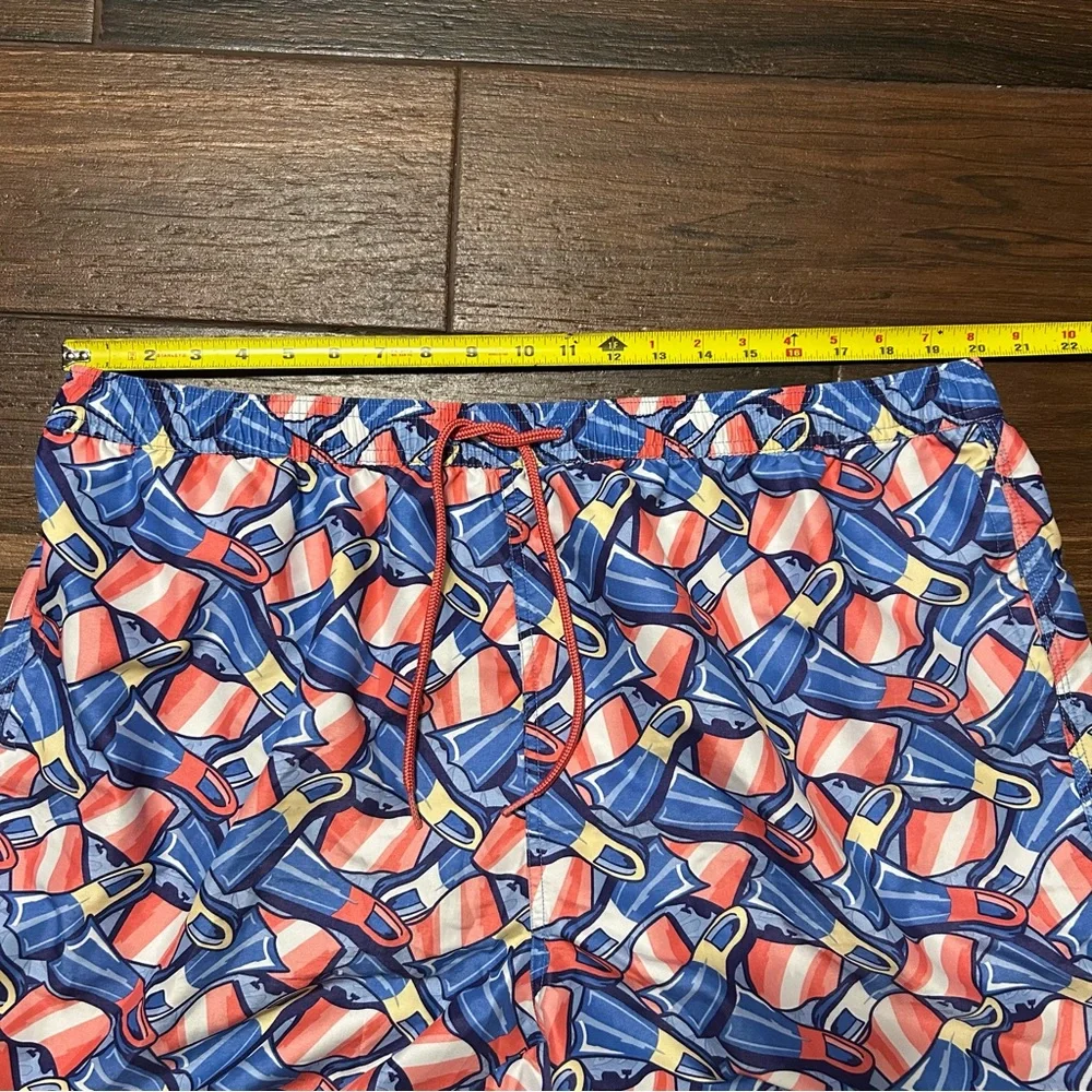 Vineyard Vines Men’s Swim Trunks XXL Flippers Fins‎ Design 6” Inseam